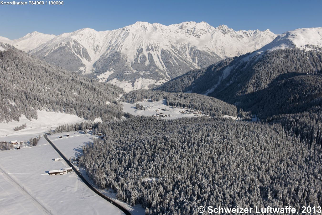 Davos Laret, Blickrichtung NW; Bildmitte rechts: Ober Laret; Siedlung oben rechts: Unter Laret - Bildposition: 2'784'900.00, 1'190'600.00